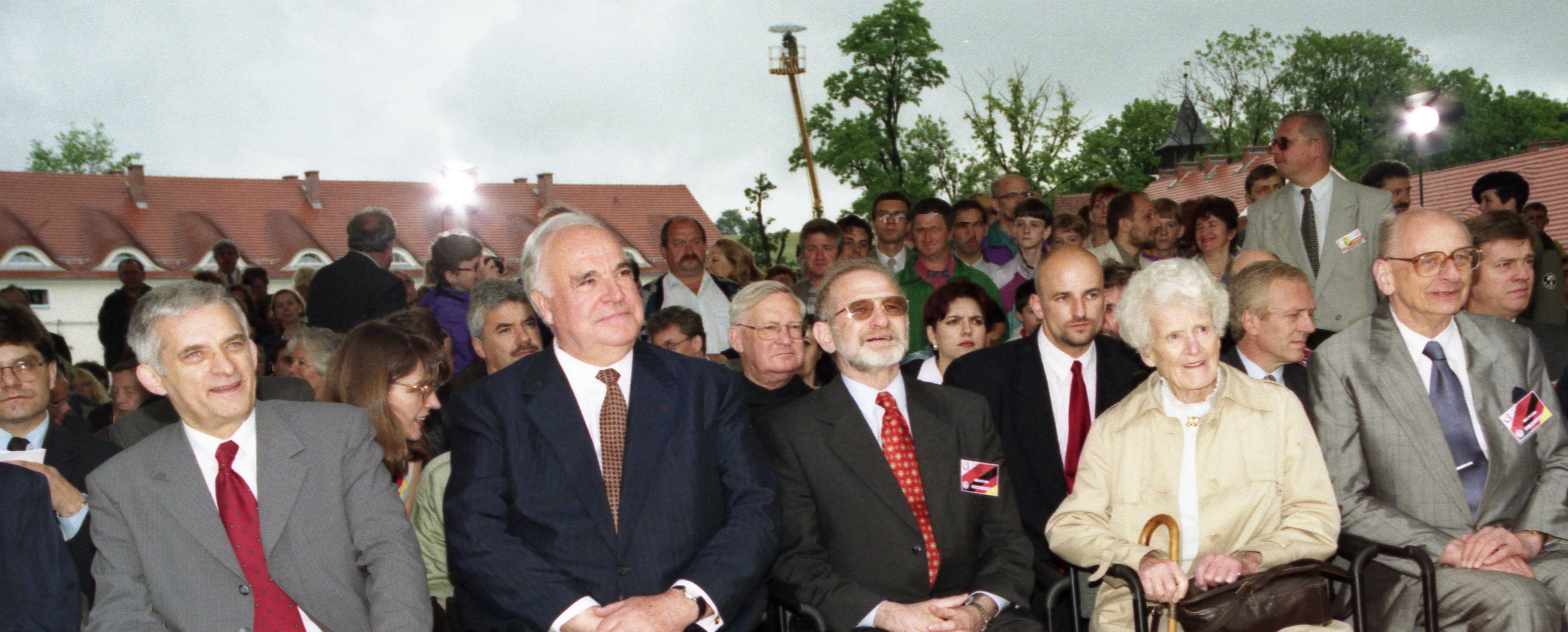 Czerwiec 1998 r. - Uroczyste otwarcie Międzynarodowego Domu Spotkań w Krzyżowej